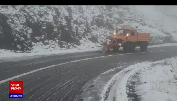 Pe Trasfăgărăşan a nins şi s-a aşternut zăpada, dar şoseaua rămâne deschisă circulației rutiere