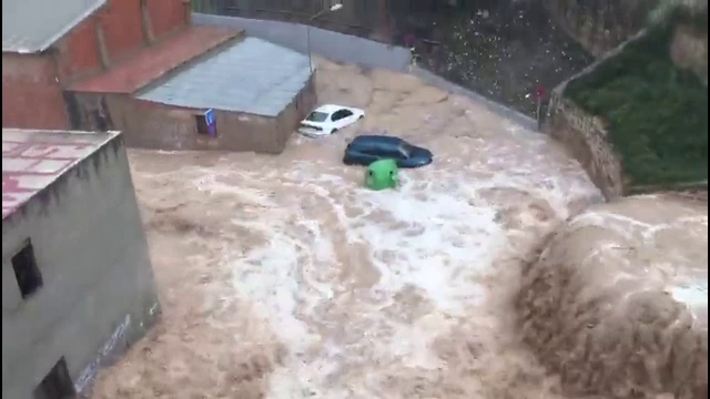 Furtuni puternice în Spania. O pistă a aeroportului din Valencia a fost lovită de trăsnet