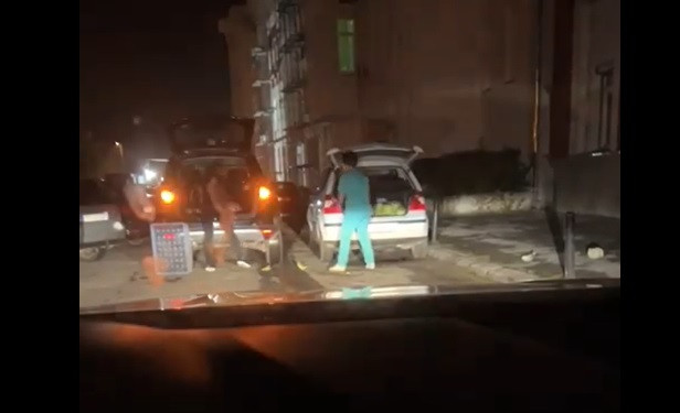 O infirmieră a fost filmată în timp ce încărca varză în portbagajul unei mașini lângă spitalul de Urgență din Tg Jiu. VIDEO