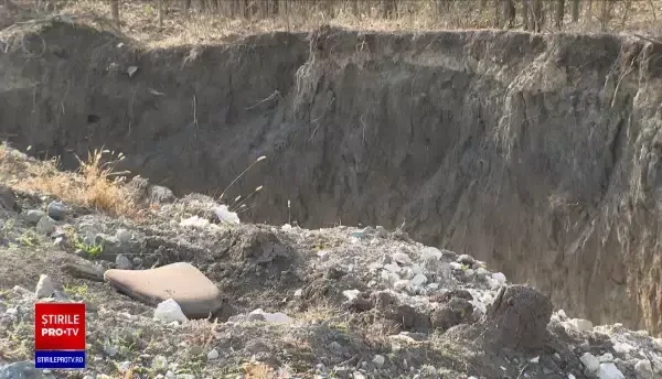 Zeci de gropi de gunoi clandestine, descoperite în Constanța. Procurorii au deschis dosar penal