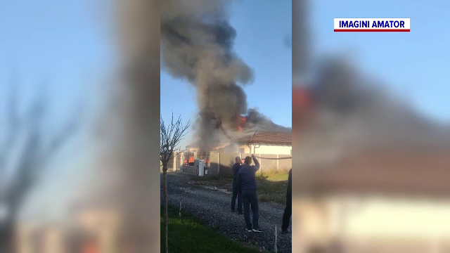 Incendiu puternic la o casă din Timiș. Proprietarii se mutaseră în urmă cu un an în locuință și plăteau rate
