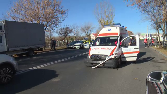Accident între o ambulanță și un taxi, în Târgoviște. Cei doi șoferi au variante diferite
