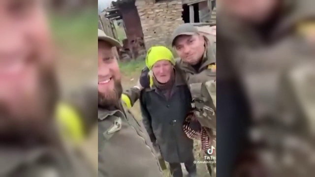Momentul în care o bătrânică le-a adus soldaților ucraineni cartușiere abandonate de ruși în retragerea din Herson | Video