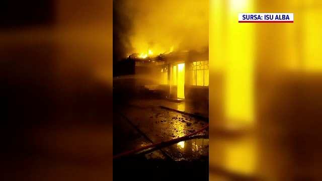 Incendiu uriaș la o casă din județul Alba. Oamenii au reușit să iasă afară la timp din locuință