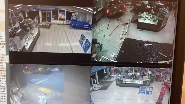 Momentul în care o mașină a intrat în vitrina unui magazin. Mai mulți oameni au ajuns la spital