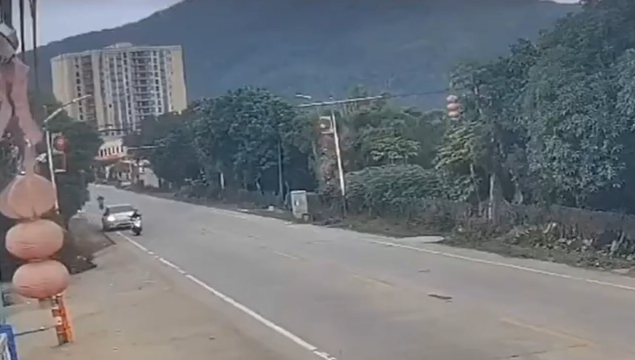 Șoferul unei Tesla scăpate de sub control a gonit doi kilometri și a ucis două persoane. Video cu cursa nebună