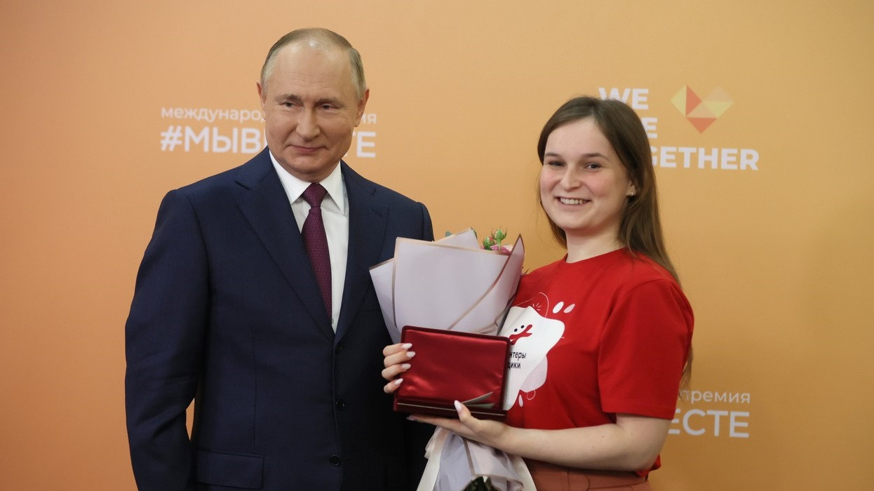 Vladimir Putin a acordat titluri de "Mamă-eroină". Soţia liderului cecen Kadîrov, printre femeile premiate