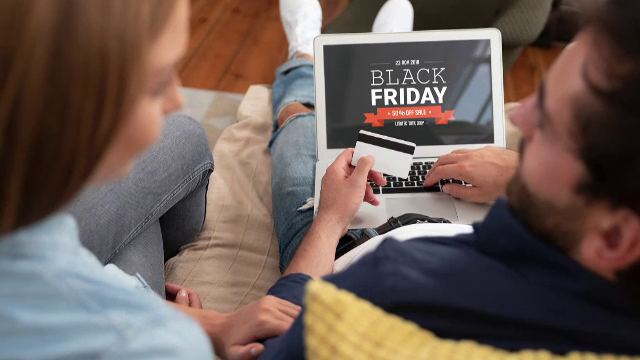 Câți bani au cheltuit românii de Black Friday și ce și-au cumpărat la reduceri