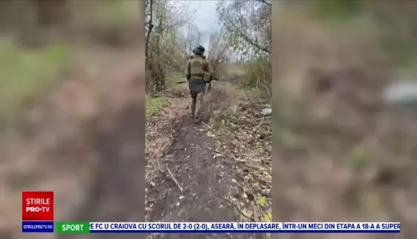 Momentul în care o bătrânică le-a adus soldaților ucraineni cartușiere abandonate de ruși în retragerea din Herson | Video