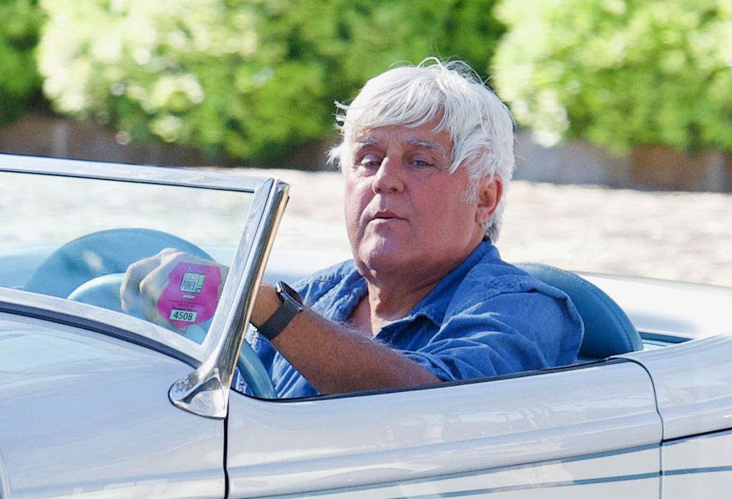 Prima poză cu Jay Leno, după ce a suferit arsuri pe față în urma incendiului din garajul său