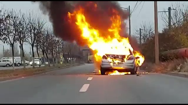 O mașină s-a aprins ca o torță, în mers, pe un bulevard din Craiova. De la ce a pornit incendiul