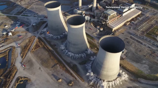 Demolare spectaculoasă în orașul american Kentucky. Trei turnuri au fost puse la pământ în doar câteva secunde | Video