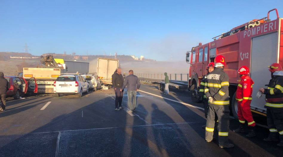 Carambol cu 12 autovehicule pe autostrada A3. Mașinile au fost distruse în impact