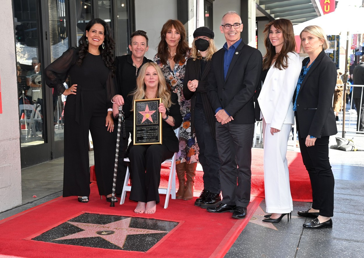 VIDEO emoționant. Christina Applegate, ”Kelly” din ”Familia Bundy”, în baston la 50 de ani: ”Oh, apropo, am o boală”