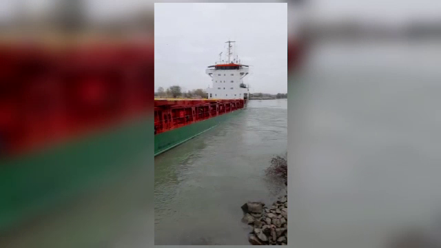O navă încărcată cu cinci mii de tone de minereu de fier, care venea din Turcia, a rămas blocată pe canalul Sulina