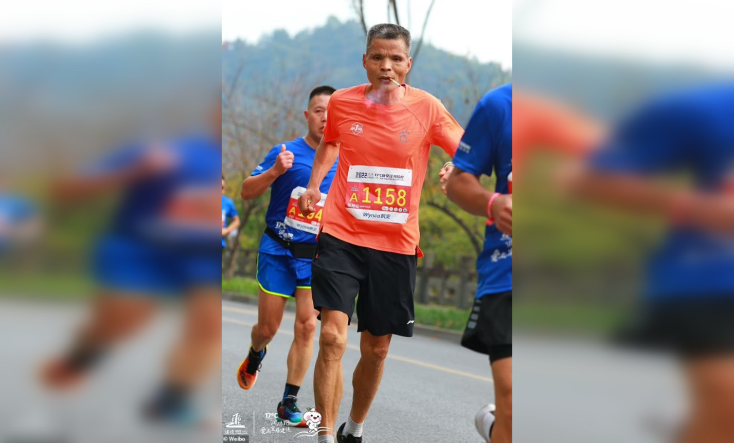Imagini virale cu un maratonist care fumează pe tot parcursul cursei de 42 de kilometri. Pe ce loc s-a clasat