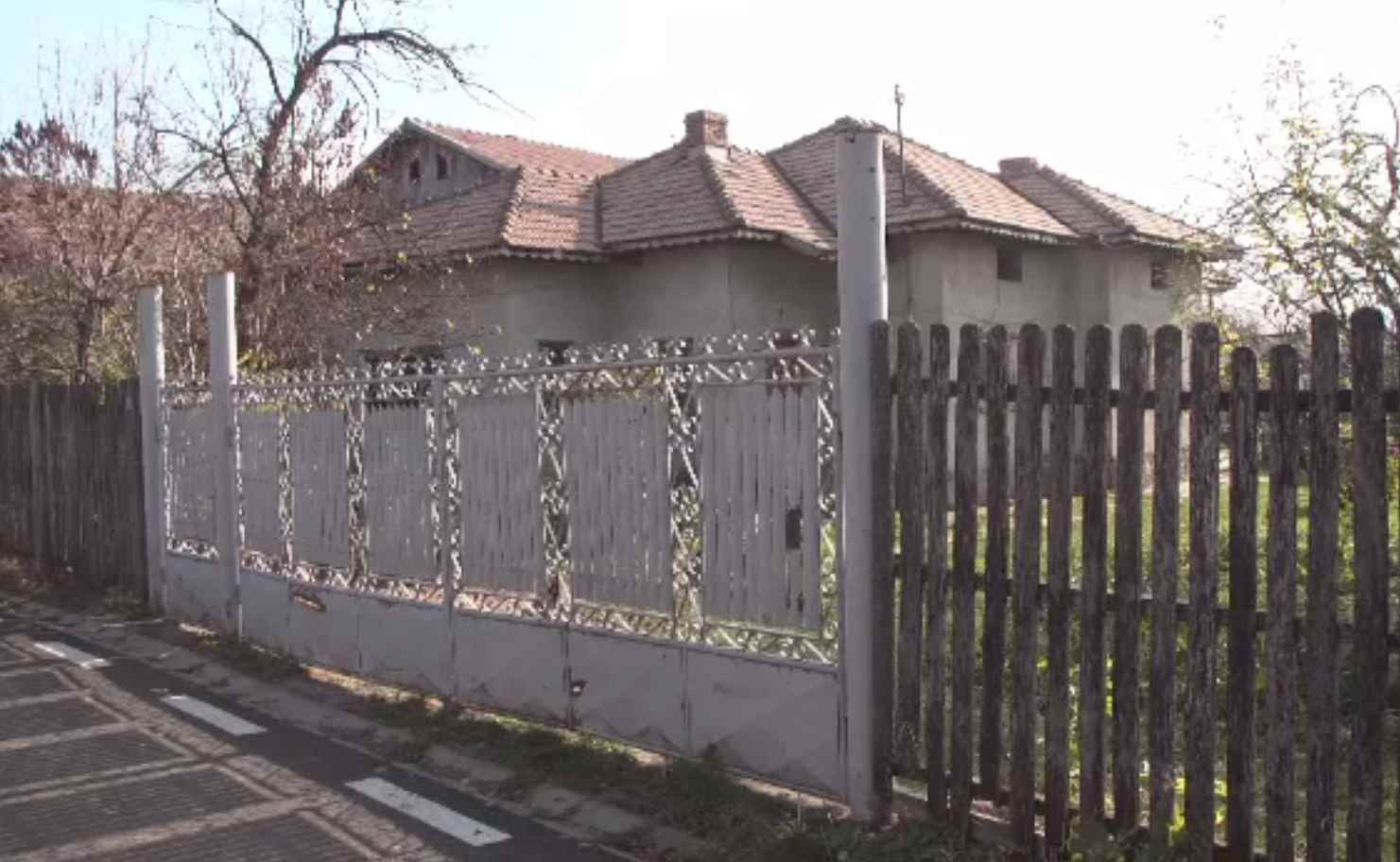 Nepotul și-a ucis unchiul, într-un sat din Prahova. Polițiștii l-au găsit înfășurat într-o pătură
