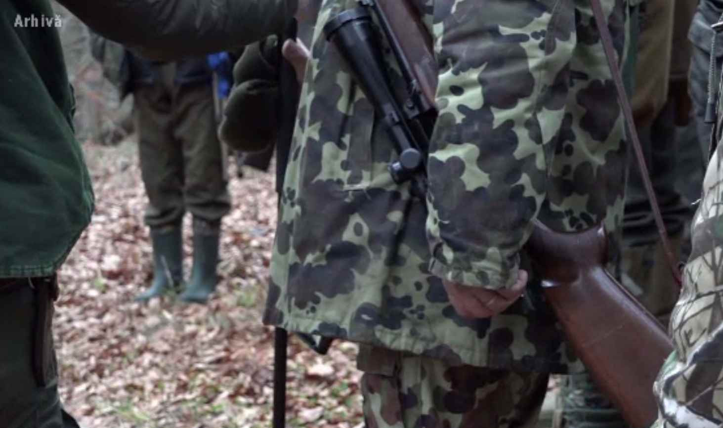 Vânătoare de mistreți la Sovata, încheiată cu un urs împușcat. S-a deschis dosar penal. Primarul invocă legitima apărare