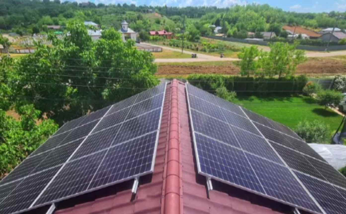 Românii cu panouri fotovoltaice pot intra mai ușor în sistemul energetic. Procedurile s-au simplificat