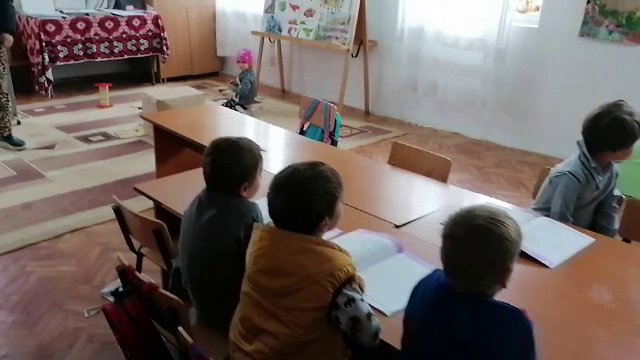 Zeci de preșcolari stau în frig la o grădiniță din județul Iași. Părinții i-au luat acasă înainte de încheierea programului