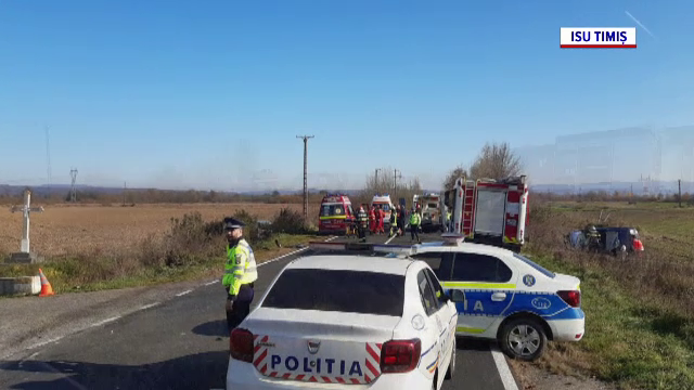 Un șofer a vrut să vireze la stânga pe linie continuă, dar nu a observat o mașină care intrase în depășire