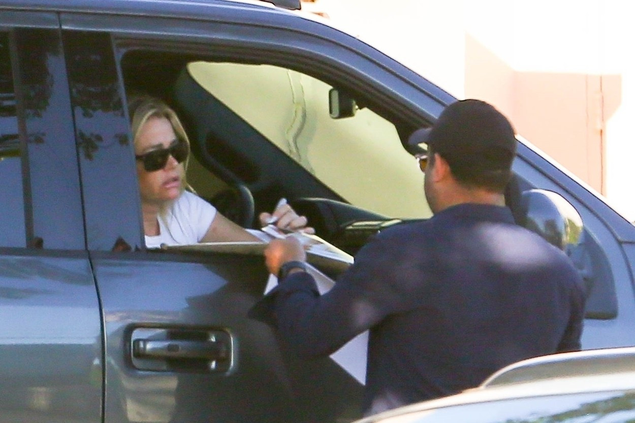 Incident șocant. Mașina în care se aflau actrița Denise Richards și soțul ei a fost lovită de gloanțe în trafic. FOTO