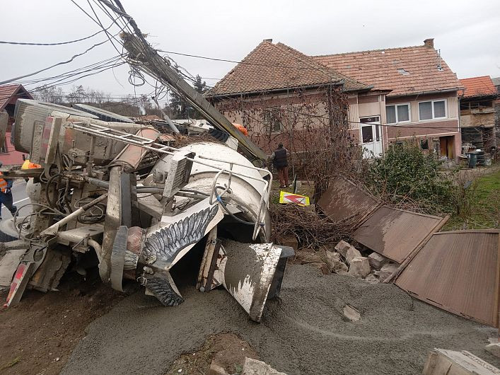 Un șofer a murit după ce camionul în care se afla s-a răsturnat și a lovit un stâlp. Circulația este blocată
