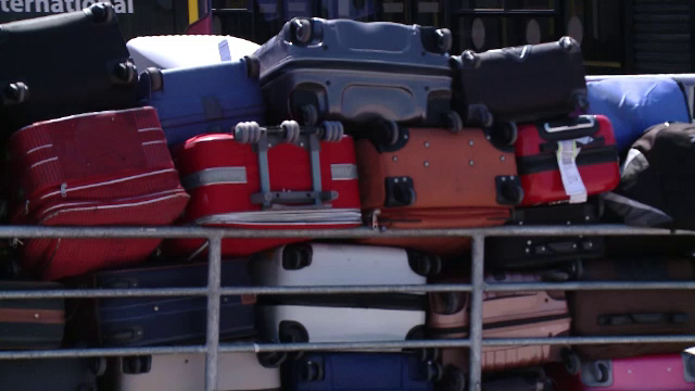 Bagajul unor români a stârnit panică pe aeroportul din Liverpool. Din valiza lor curgea sânge