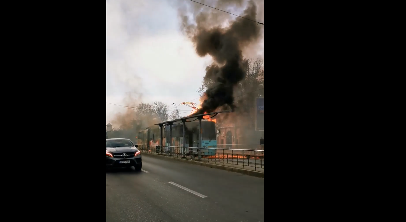 VIDEO. Un tramvai a luat foc în București. Trei autospeciale de stingere au intervenit la fața locului
