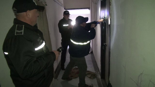 O femeie și cei doi copii ai săi, care locuiau fără forme legale într-o locuință, au fost evacuați. Cum s-a ajuns aici