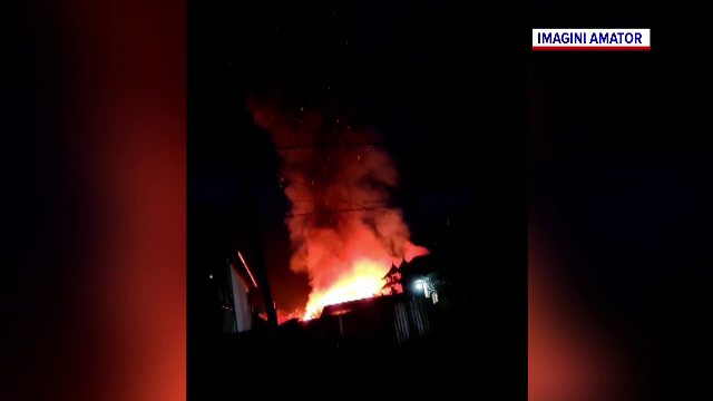 Incendiu uriaș la o construcție din Sebiș, Arad. În incintă se aflau mai multe butelii
