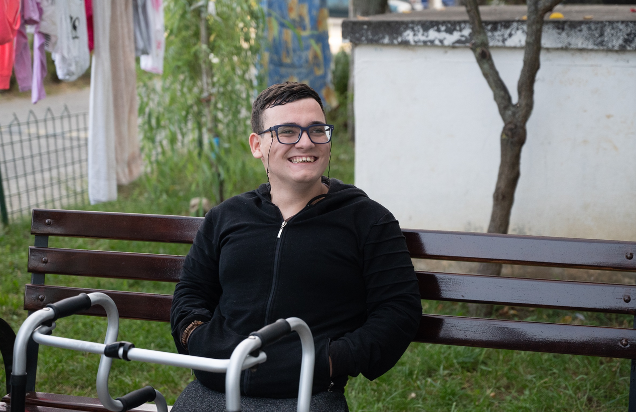 Un tânăr țintuit în scaun cu rotile toată viața sa a primit renovarea de vis de la echipa „Visuri la cheie”. VIDEO