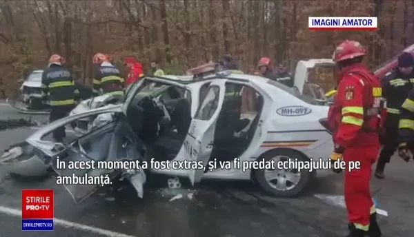Accident grav în Mehedinți. Un polițist care nu se afla în misiune a izbit în plin o mașină de pe contrasens