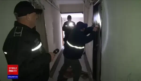 O femeie și cei doi copii ai săi, care locuiau fără forme legale într-o locuință, au fost evacuați. Cum s-a ajuns aici