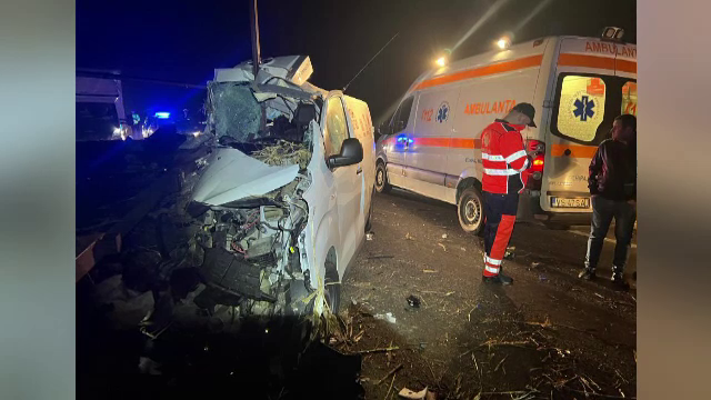 Două persoane au ajuns la spital după ce o dubă a fost lovită de un tractor cu remorcă.