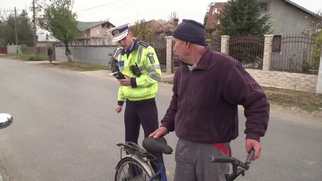 Amenda pe care o riscă cei care merg cu bicicleta pe trotuar. Cum explică un biciclist decizia de a face acest lucru