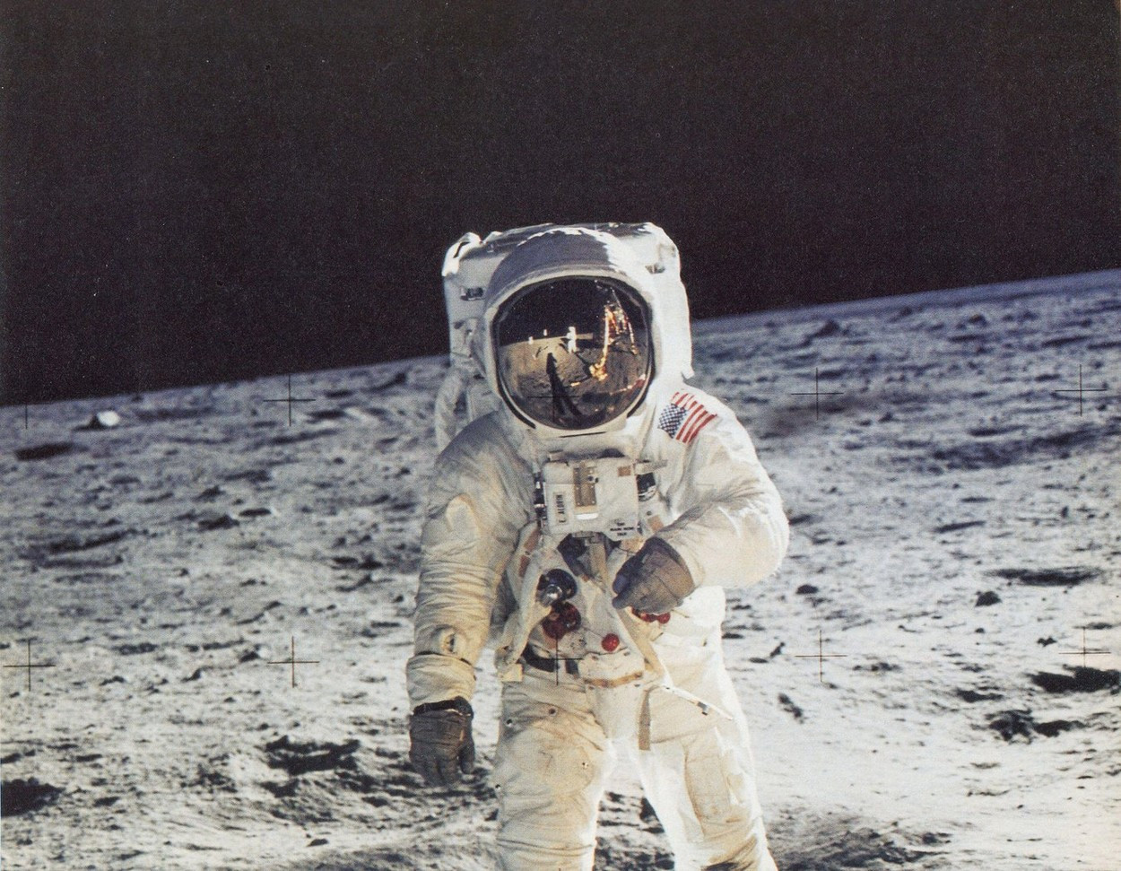 Neil Armstrong și Buzz Aldrin au văzut OZN-uri în spațiu, în timpul misiunii Apollo 11