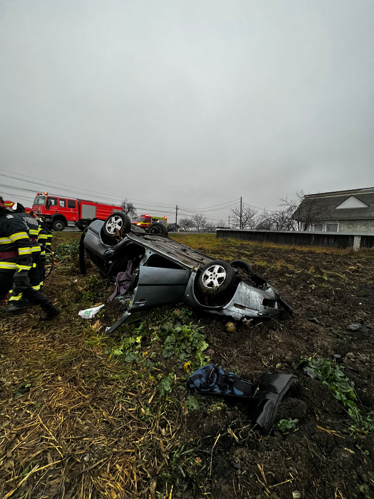 Doi bărbați au murit după ce s-au răsturnat cu mașina, în județul Neamț FOTO