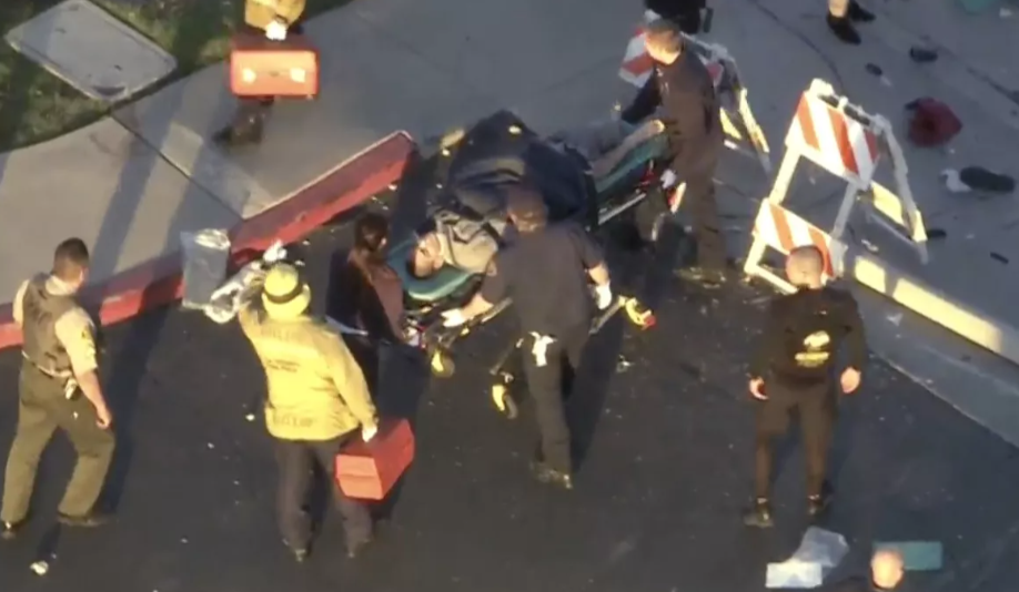 O maşină a intrat într-un grup de poliţişti, în Los Angeles. 25 de persoane au fost rănite. VIDEO cu momentul