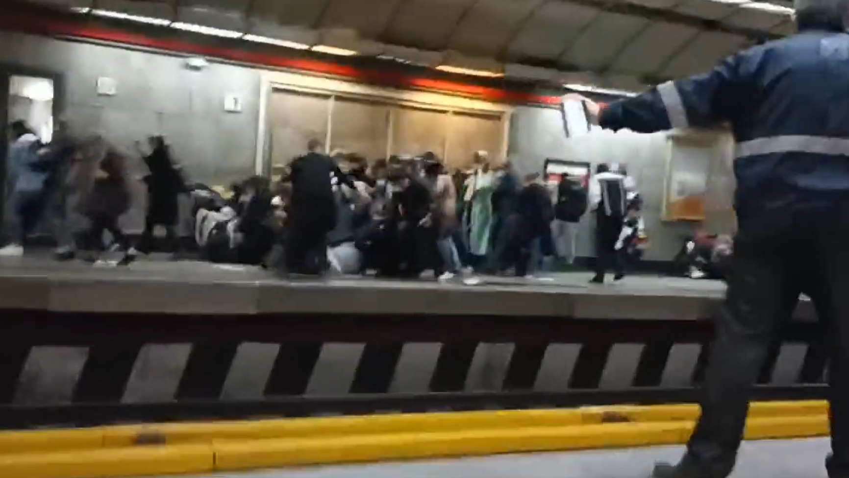 Polițiștii au deschis focul la metroul din Teheran și au bătut mai multe femei în tren. VIDEO
