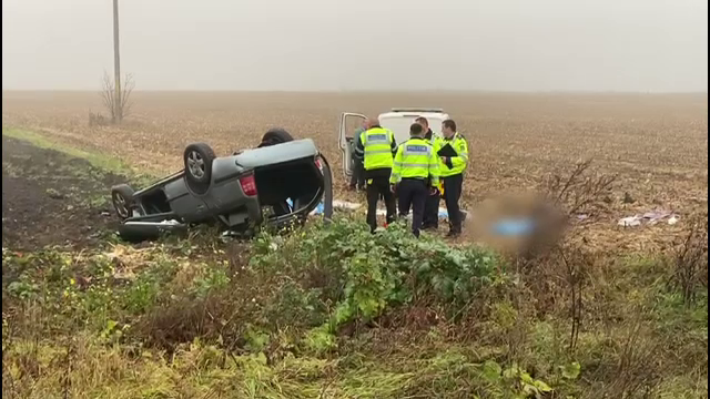 Doi bărbați au murit după ce s-au răsturnat cu mașina pe un câmp din județul Neamț. Autoturismul era furat