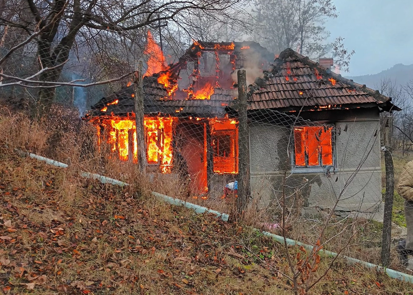 Doi copii, de 1 an și 2 ani și jumătate, au murit după ce casa le-a fost cuprinsă de flăcări, în Buzău