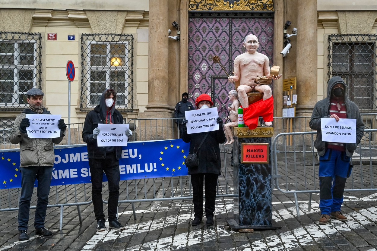 O statuie care îl înfățișează pe Putin dezbrăcat, așezat pe o toaletă aurie, scoasă la licitație. Unde vor merge banii | FOTO