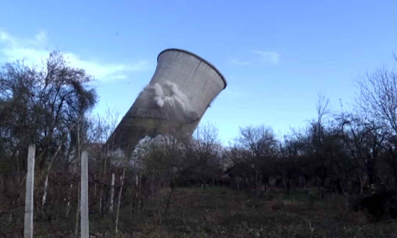 Demolare spectaculoasă la Doicești. În locul turnurilor dinamitate se va construi prima centrală atomică modulară din Europa