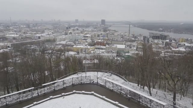 Rușii își continuă contraofensiva în Ucraina, în condițiile în care a căzut prima zăpadă. „Ei gândesc să distrugă totul”