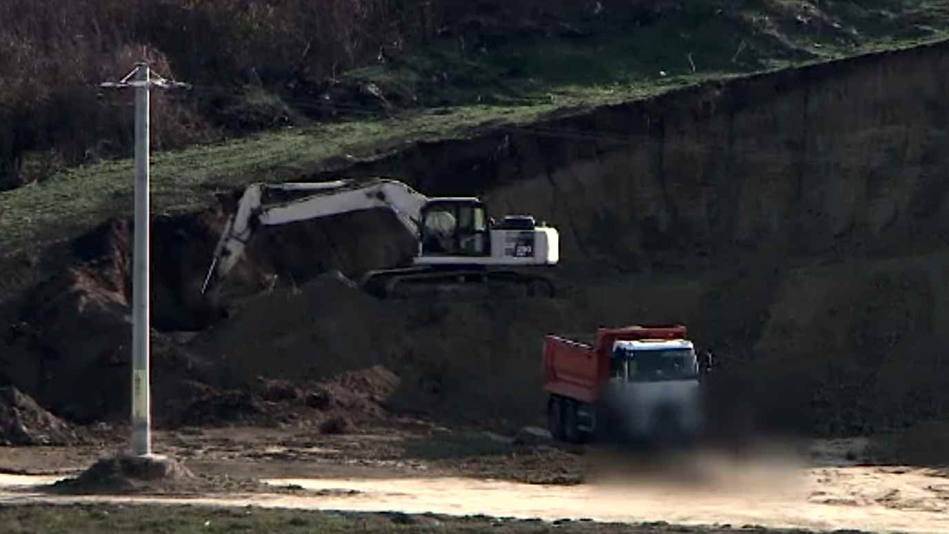 „Traficul” de argilă, un fenomen care ia amploare în Iași. De ce e interzisă exploatarea și la ce folosește