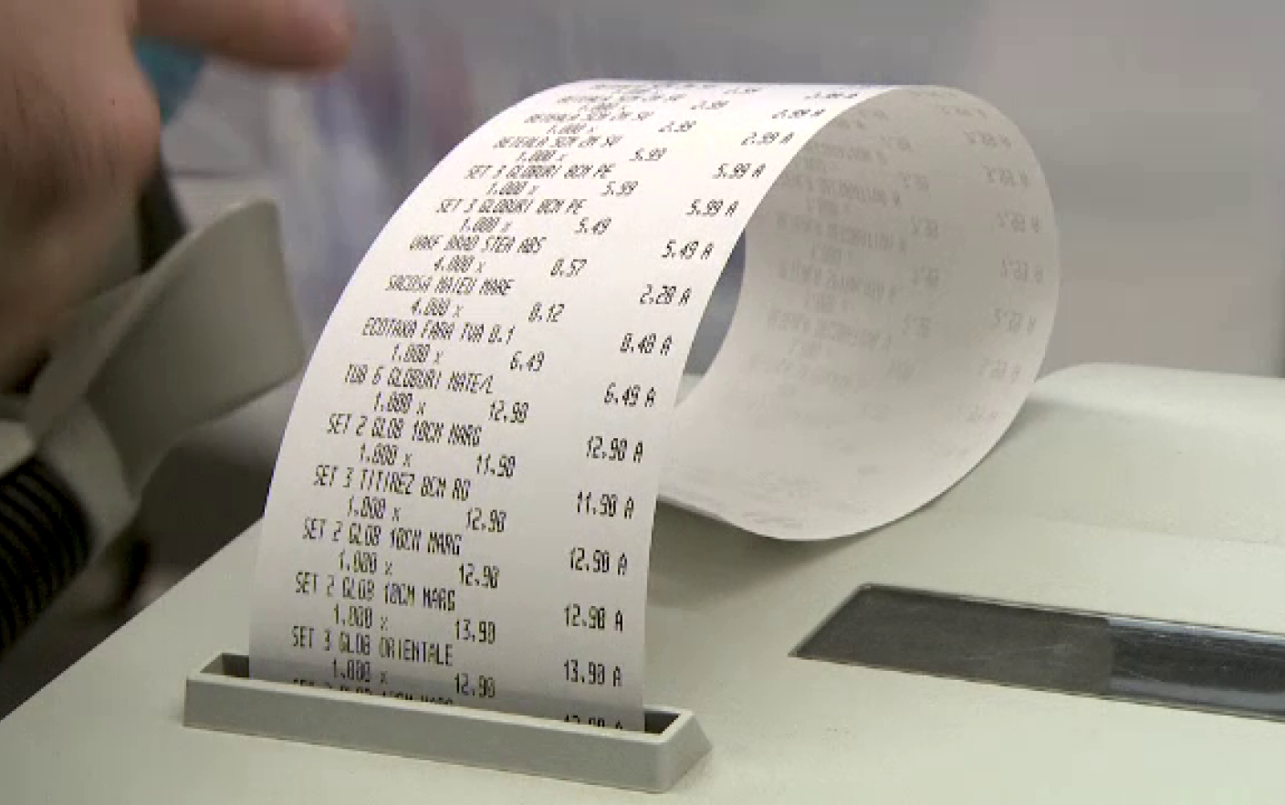 Tânăr bătut în Ploiești pentru că a cerut bon fiscal. Patronul magazinului și-a ieșit din minți