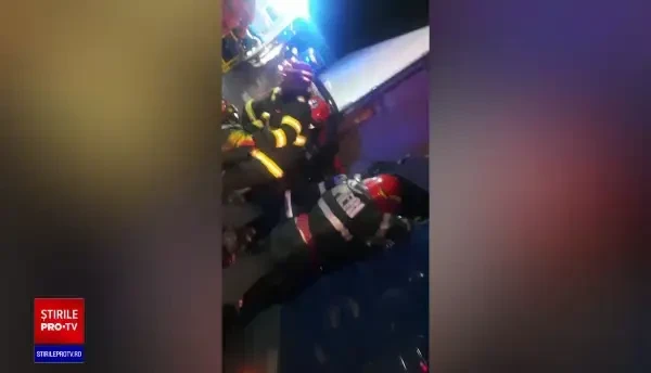 Accident pe DN7, în Râmnicu Vâlcea. Toți pasagerii au rămas încarcerați GALERIE FOTO