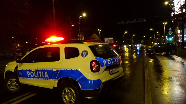 Şofer băut, drogat cu cinci substanţe şi fără permis, prins după o urmărire în trafic şi după ce a produs un accident