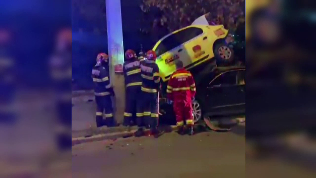 Accident desprins dintr-o cascadorie. Un autoturism a izbit o mașină și a proiectat-o sub un taxi. Ce au găsit polițiștii
